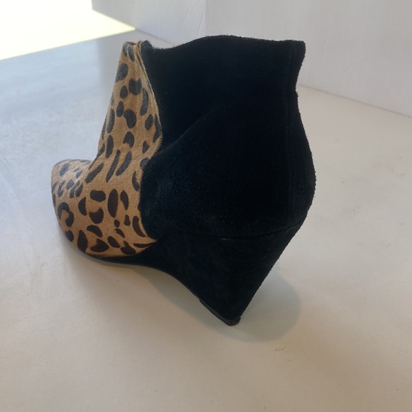 Betsey Johnson Leopard Calf Hair/Black Suede Fringed, 4” Wedge Bootie. Size 10 - Picture 9 of 10